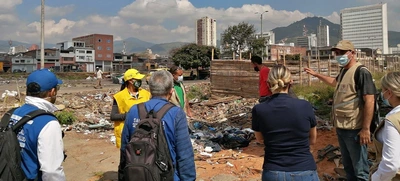 Comerciantes del área de renovación urbana se capacitan en el manejo de residuos.