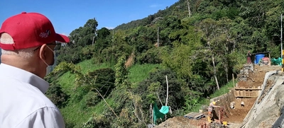 Avanza la construcción de estructuras de contención en la vía a El Saladito