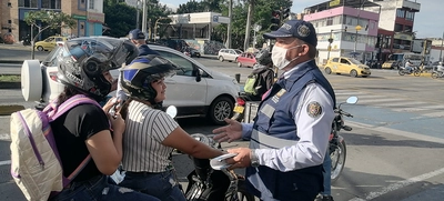 Campaña Con el casco no me casco, de Movilidad Distrital, sigue activa en cruces semafóricos de Cali