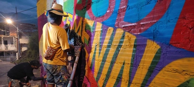 La comuna 20 fortalece el turismo coloreando la Calle de la Poesía