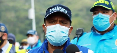 Agentes de tránsito regulan el ingreso vehícular, en el plan retorno