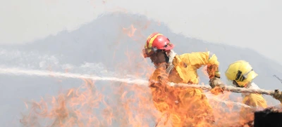 Bomberos evitaron que incendio forestal afectara viviendas en el occidente de Cali