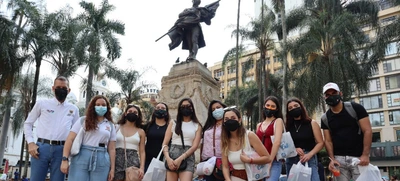 Estudiantes de diferentes partes del continente recorren el centro histórico de Cali