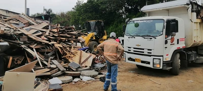 Retiran 250 toneladas de residuos en punto crítico de la comuna 17