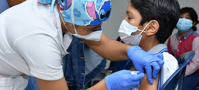 Baja el cuarto pico de la pandemia: autoridades se mantienen en guardia contra el covid-19