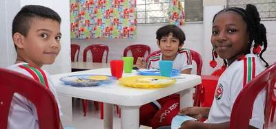 En cerca de 200 sedes educativas oficiales comenzó a entregarse la ración preparada en sitio