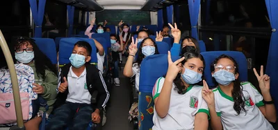 Miles de estudiantes llegaron hoy a clases en las rutas de transporte escolar