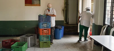 Mediante visitas a los comedores comunitarios se construye tejido social