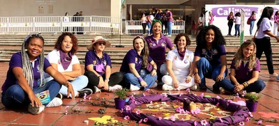 Un ramillete de violetas engalanó la plazoleta del CAM