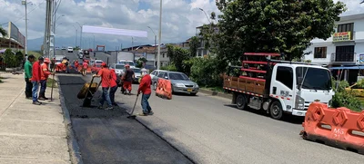 Grupo operativo de Infraestructura ejecuta mantenimiento vial en Llano Verde en el marco de ‘Gobierno al Barrio’