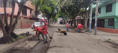 Con maquinaria y obreros, Infraestructura recupera la malla vial urbana y rural en Cali