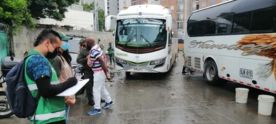 Sancionan a conductores, empresas y lavaderos ilegales en zona aledaña a la Terminal de transporte