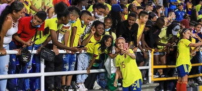 Beneficiarios de ‘Todas y Todos a Estudiar’ disfrutaron del partido amistoso de fútbol femenino Colombia - Venezuela