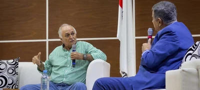 El técnico Pecoso Castro recibió homenaje por sus 50 años en el fútbol