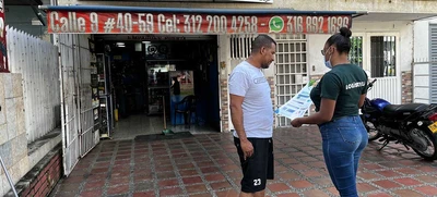 Comerciantes reciben calendarios e información tributaria en sus establecimientos