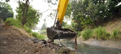 Emcali mete mano dura a basuras en canales de aguas lluvias