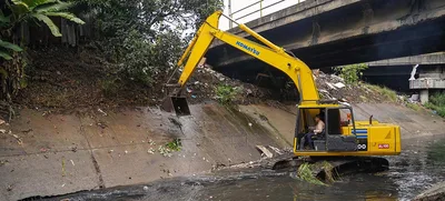 Emcali de frente contra la basura arrojada por inescrupulosos al canal Oriental de aguas lluvias