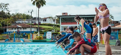 Niños de Terrón Colorado dan brazadas de ilusión en Tory Castro