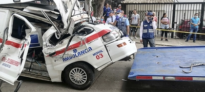 Llamado a respetar las normas de tránsito hace Movilidad al gremio de ambulancias