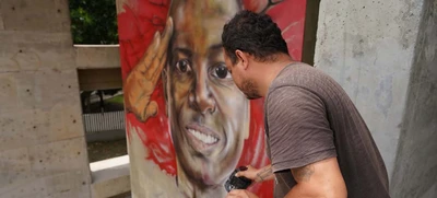 Con arte urbano, la hinchada escarlata rinde homenaje a Adrián Ramos