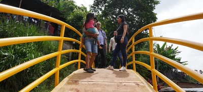 Puente peatonal en la comuna 20 permite paso de niños a los colegios