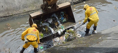 Limpiar canales de aguas lluvias, la titánica tarea que adelantan los ‘topos’ de Emcali