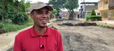 Cristian Camilo, el operario que trabaja con una sonrisa en el mini-cargador 236 Caterpillar