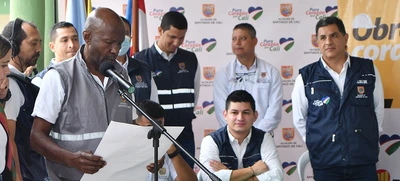 Alcaldía de Cali y comunidad de El Troncal, firman acuerdo para recuperación de vías