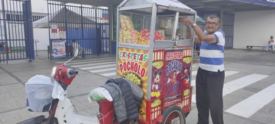 Las crispetas de colores de ‘Pocholo’ le ponen sabor a los alrededores de la Secretaría del Deporte y la Recreación
