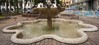 En la Plaza de Cayzedo volvió a brotar el agua de las fuentes ornamentales