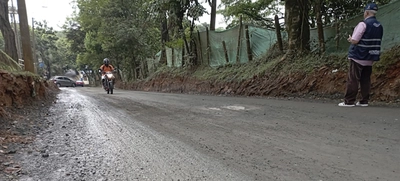 Continúa la conformación de vías en Altos de Santa Elena con el grupo operativo