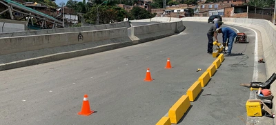 ¿Qué está realizando la Alcaldía de Cali para mejorar la infraestructura vial?