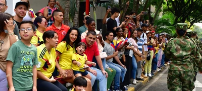 Las familias volvieron a vivir presencialmente el desfile del 20 de julio
