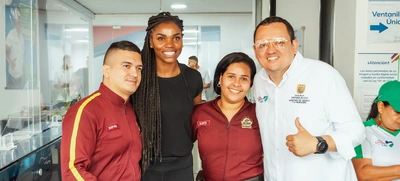 Ilustre huésped: Medallista olímpica Caterine Ibargüen se gozó visita a la Secretaría del Deporte