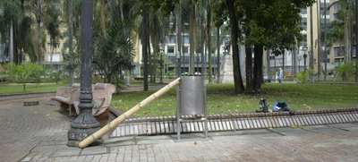 Reubican cestos de basura dentro de la Plaza de Cayzedo