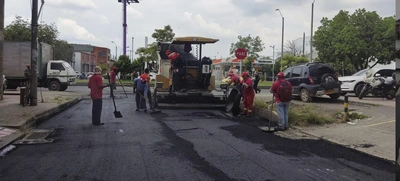 Con trabajos diurnos y nocturnos, Infraestructura continúa la recuperación de vías en Cali