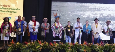 Representantes de cabildos urbanos entregan el documento ‘Capítulo Indígena’ en la ‘Cumbre del Litoral Pacífico’