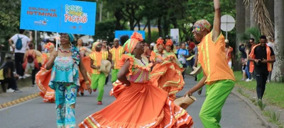 Colonias del Pacífico desfilaron en un marco de belleza, alegría y folclor