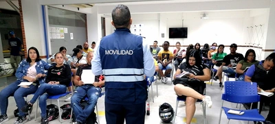Se capacitan 50 jóvenes como reguladores de tránsito