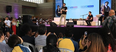Tiempo, canciones e historias compartió Andrés Cepeda con estudiantes del oriente de Cali