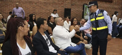 Alcaldía gradúa 50 jóvenes de primera línea como reguladores de tránsito