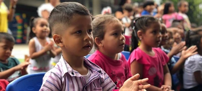 Salsa, ritmos del Pacífico y regalos alegraron la mañana de las niñas y niños de la UTS de Siloé