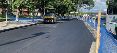 Avanza la rehabilitación de vías en la comuna 8 con ‘Obras de Corazón’