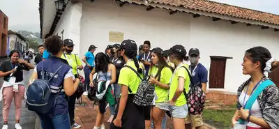 Con tradición, risas y pasos de baile se vivió el recorrido por el centro histórico