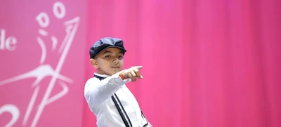 Los niños se gozan incluso el tras bambalinas en el Festival Mundial de Salsa en Cali