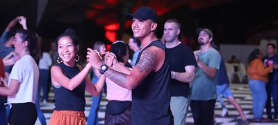 Estilo caleño enamora a turistas extranjeros que visitan el Festival Mundial de Salsa