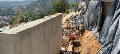 Construyen muros para mitigar el riesgo en época de lluvia