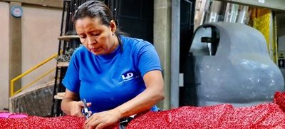 Madres cabeza de familia, las artesanas del Alumbrado Navideño