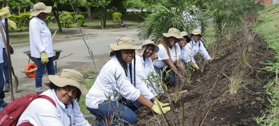 Agencias de cooperación internacional resaltan valor social de huertas y jardines del jarillón