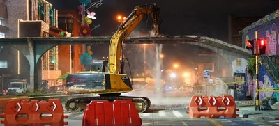 Alcaldía desmonta el puente peatonal de la calle 5 con carrera 6, a la altura de Comfenalco